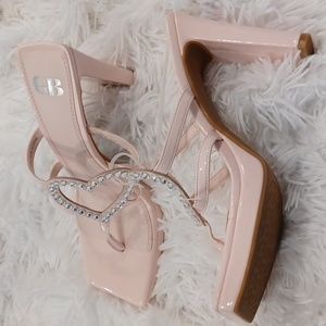 NWOB Gianni Bini GB The Heart Rhinestone Heart Platform Thong Heeled Sandal Pink